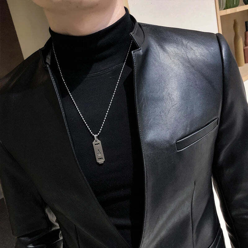 Jaqueta de Couro Masculina Romenzi RZ150 com design clássico, couro premium e costuras reforçadas para um estilo sofisticado.