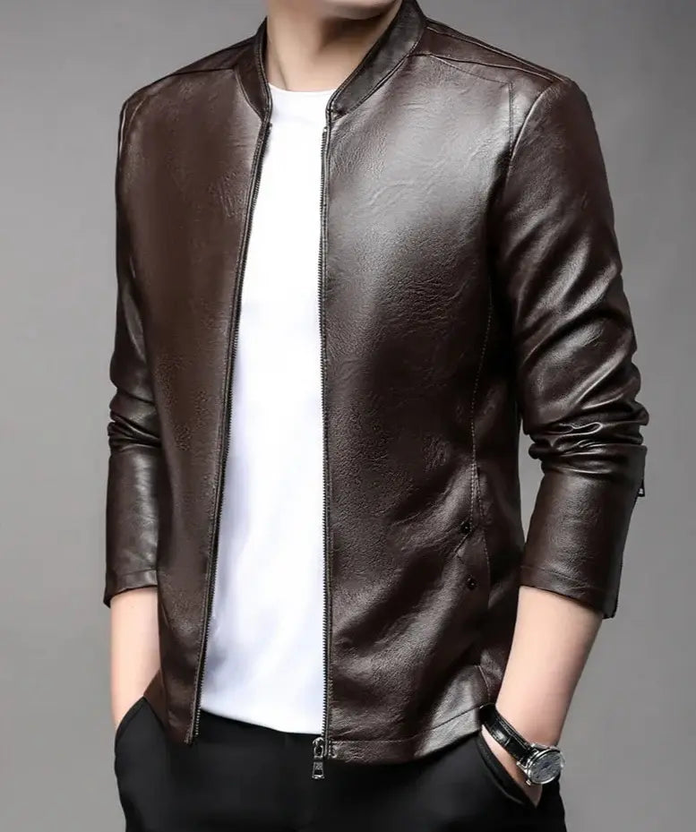 Jaqueta de Couro Masculina Romenzi RZ151 com design clássico, couro premium e caimento perfeito para um estilo sofisticado.