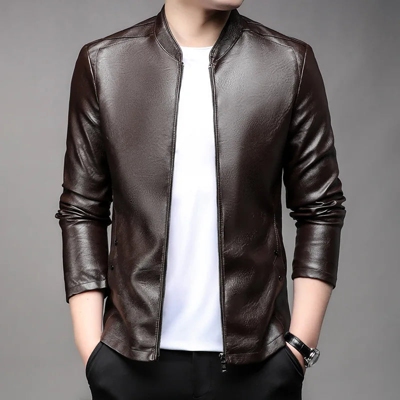 Jaqueta de Couro Masculina Romenzi RZ151 com design clássico, couro premium e caimento perfeito para um estilo sofisticado.