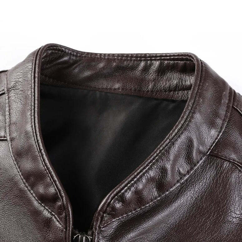 Jaqueta de Couro Masculina Romenzi RZ151 com design clássico, couro premium e caimento perfeito para um estilo sofisticado.
