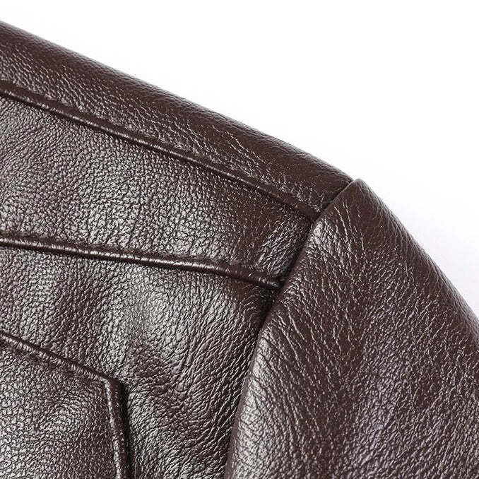 Jaqueta de Couro Masculina Romenzi RZ151 com design clássico, couro premium e caimento perfeito para um estilo sofisticado.