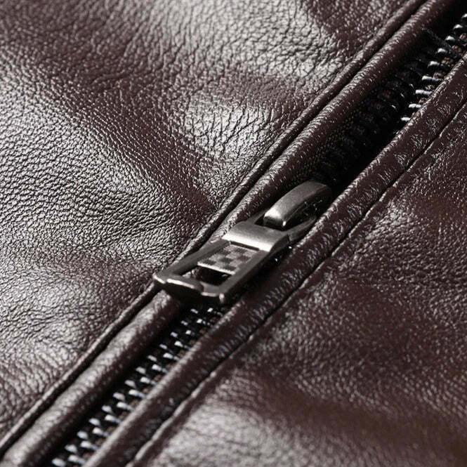 Jaqueta de Couro Masculina Romenzi RZ151 com design clássico, couro premium e caimento perfeito para um estilo sofisticado.