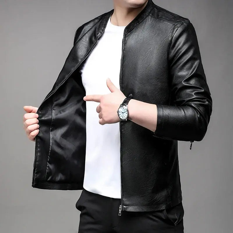 Jaqueta de Couro Masculina Romenzi RZ151 com design clássico, couro premium e caimento perfeito para um estilo sofisticado.