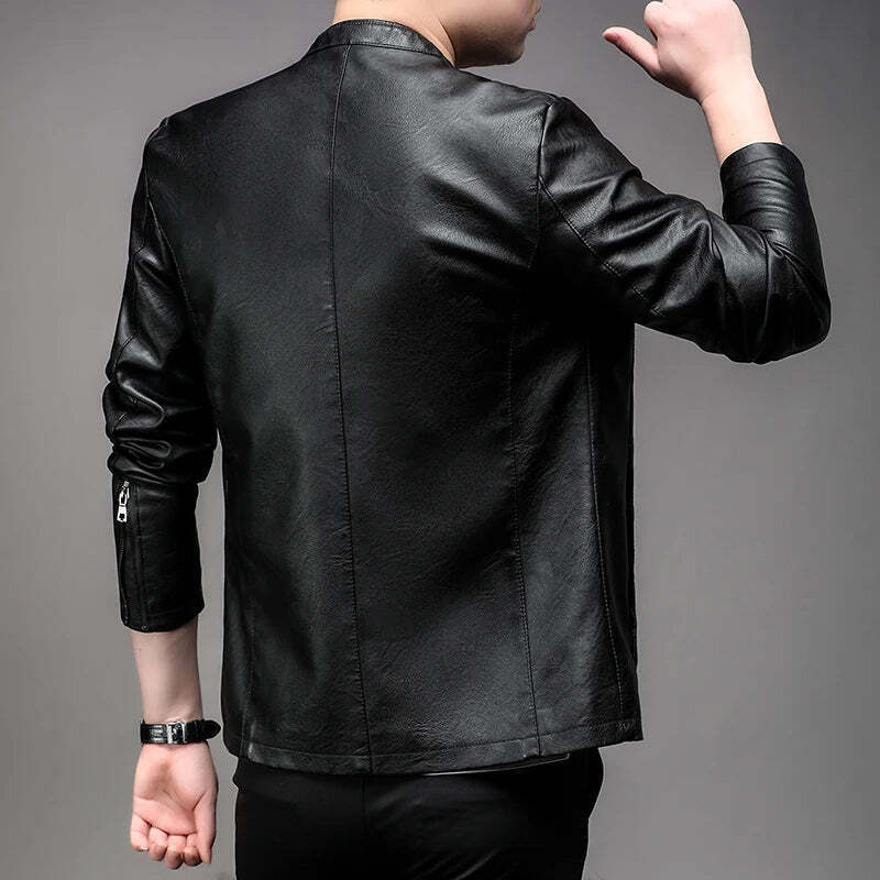 Jaqueta de Couro Masculina Romenzi RZ151 com design clássico, couro premium e caimento perfeito para um estilo sofisticado.