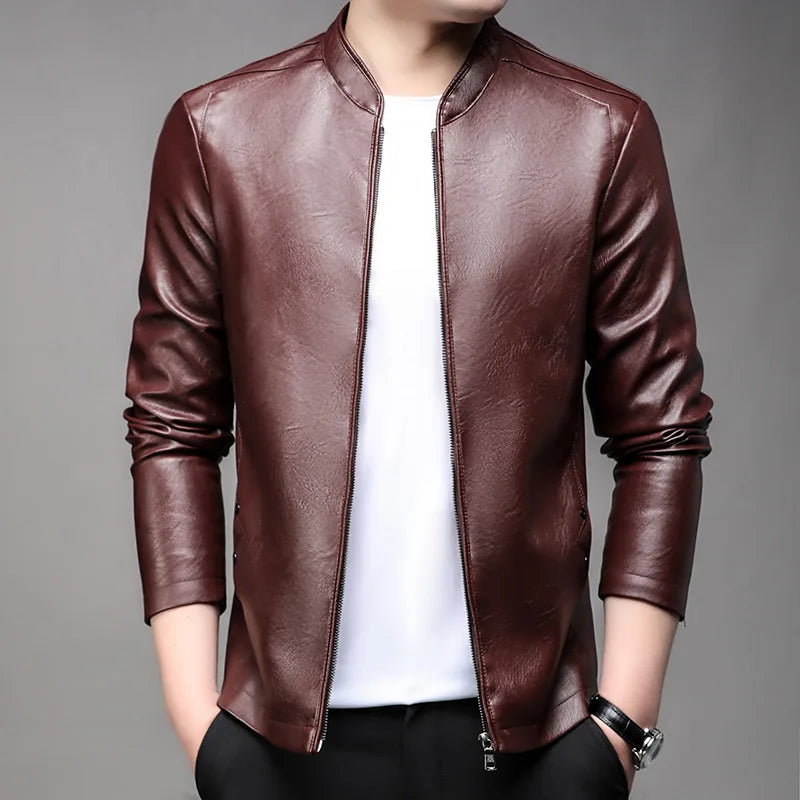 Jaqueta de Couro Masculina Romenzi RZ151 com design clássico, couro premium e caimento perfeito para um estilo sofisticado.