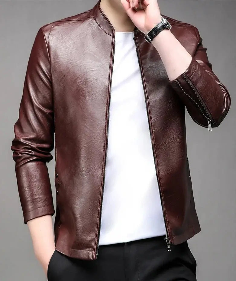 Jaqueta de Couro Masculina Romenzi RZ151 com design clássico, couro premium e caimento perfeito para um estilo sofisticado.