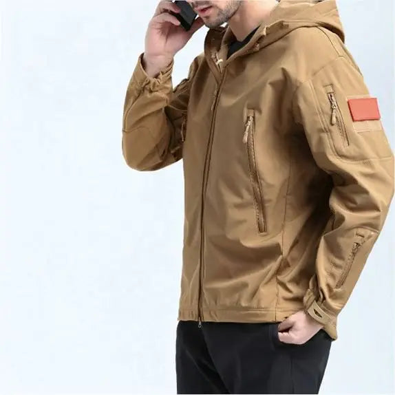 Jaqueta Impermeável Masculina Romenzi RZ165 com design moderno, impermeável e confortável para dias de chuva.