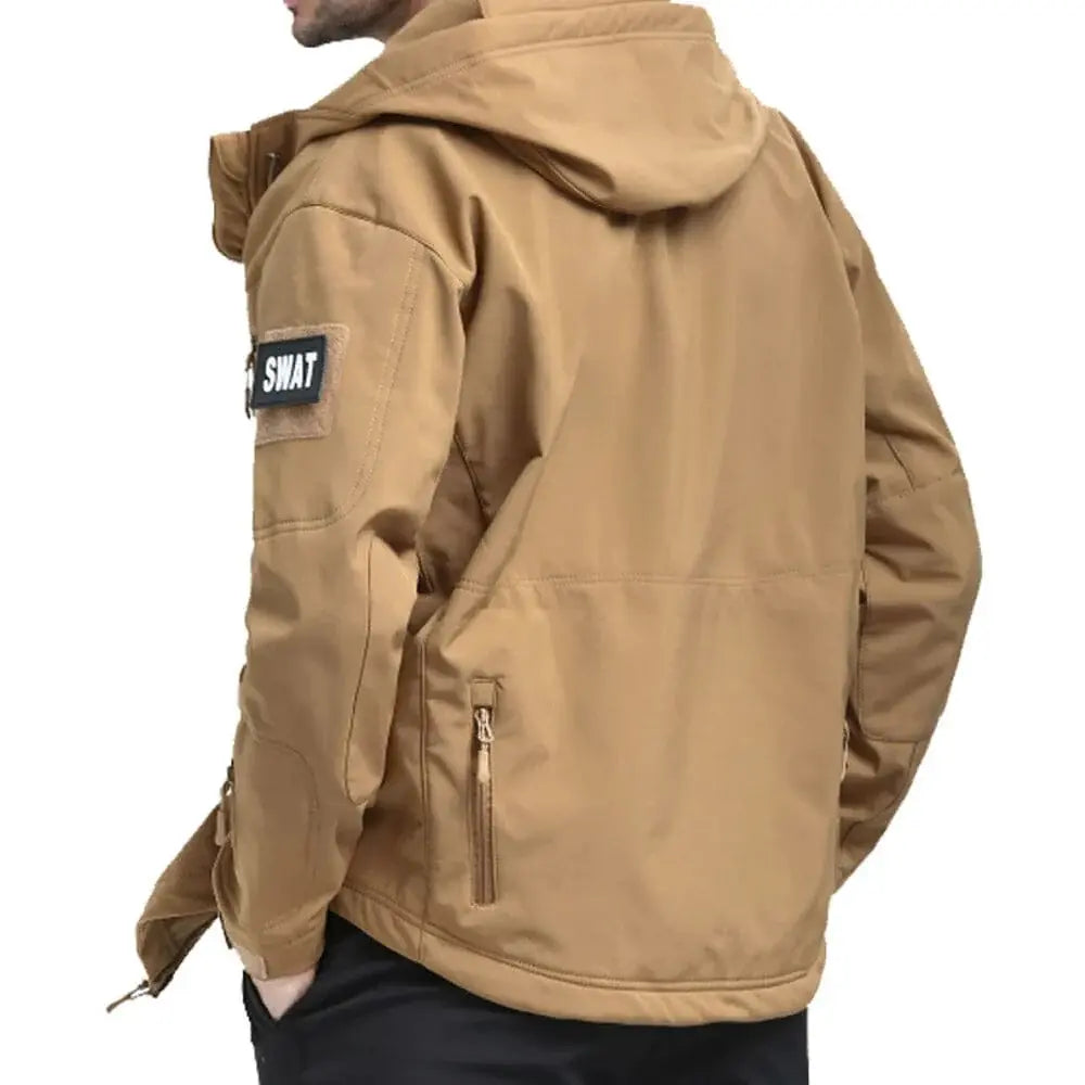 Jaqueta Impermeável Masculina Romenzi RZ165 com design moderno, impermeável e confortável para dias de chuva.