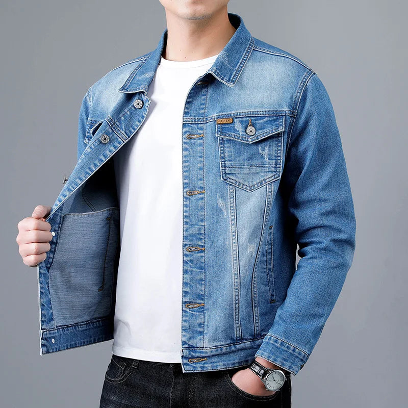 Jaqueta Jeans Denim Masculina Romenzi RZ153, confeccionada em material premium com costuras reforçadas e ajuste refinado para estilo clássico e durável.