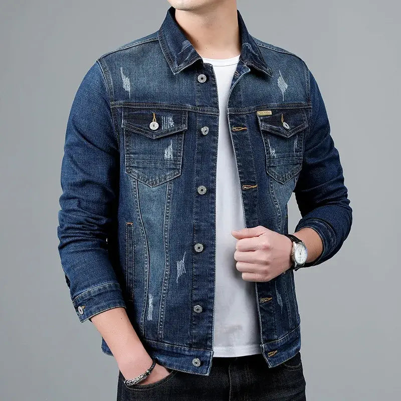 Jaqueta Jeans Denim Masculina Romenzi RZ153, confeccionada em material premium com costuras reforçadas e ajuste refinado para estilo clássico e durável.