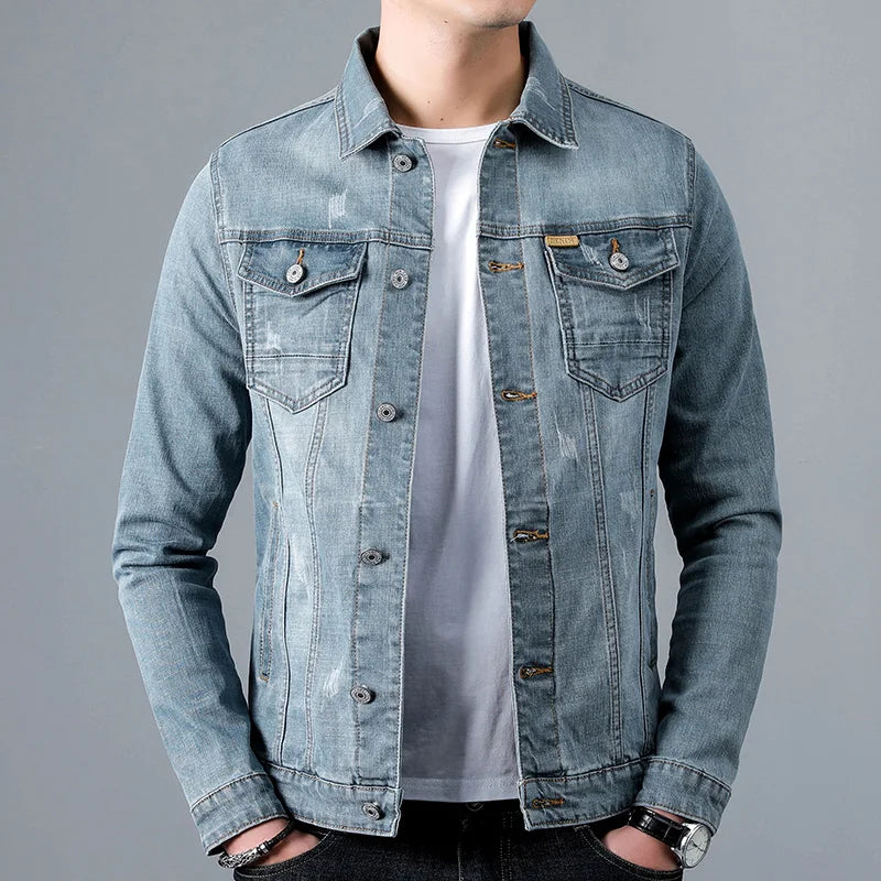 Jaqueta Jeans Denim Masculina Romenzi RZ153, confeccionada em material premium com costuras reforçadas e ajuste refinado para estilo clássico e durável.