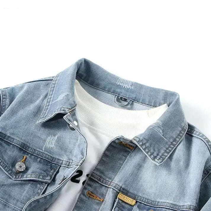 Jaqueta Jeans Denim Masculina Romenzi RZ153, confeccionada em material premium com costuras reforçadas e ajuste refinado para estilo clássico e durável.