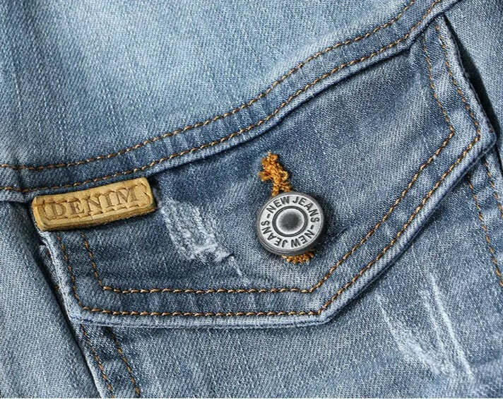 Jaqueta Jeans Denim Masculina Romenzi RZ153, confeccionada em material premium com costuras reforçadas e ajuste refinado para estilo clássico e durável.