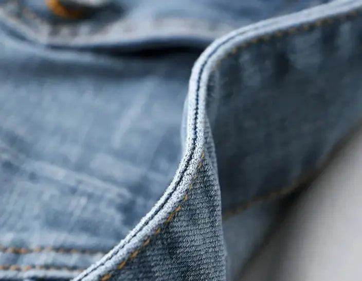 Jaqueta Jeans Denim Masculina Romenzi RZ153, confeccionada em material premium com costuras reforçadas e ajuste refinado para estilo clássico e durável.