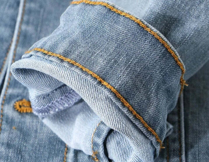 Jaqueta Jeans Denim Masculina Romenzi RZ153, confeccionada em material premium com costuras reforçadas e ajuste refinado para estilo clássico e durável.