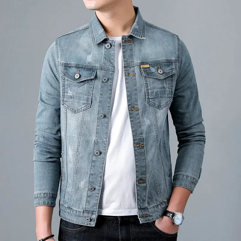 Jaqueta Jeans Denim Masculina Romenzi RZ153, confeccionada em material premium com costuras reforçadas e ajuste refinado para estilo clássico e durável.