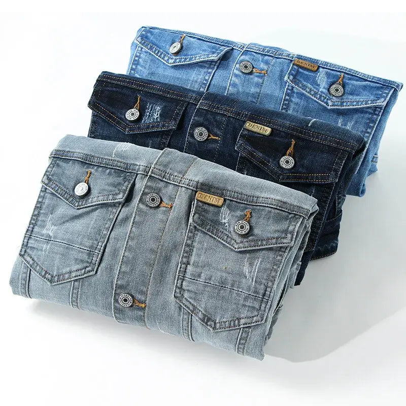 Jaqueta Jeans Denim Masculina Romenzi RZ153, confeccionada em material premium com costuras reforçadas e ajuste refinado para estilo clássico e durável.