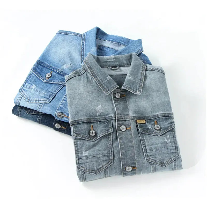 Jaqueta Jeans Denim Masculina Romenzi RZ153, confeccionada em material premium com costuras reforçadas e ajuste refinado para estilo clássico e durável.
