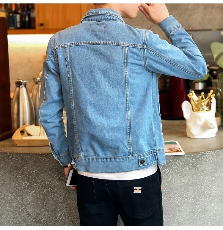 Jaqueta Jeans Masculina Casual Romenzi RZ159 em tecido denim premium, combinando proteção, conforto e estilo para diversas ocasiões.