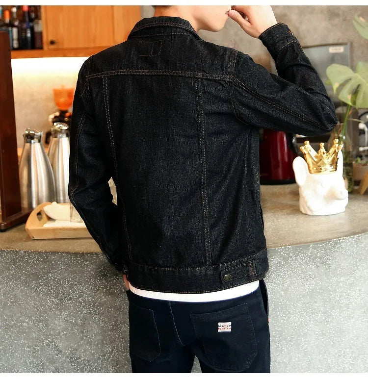 Jaqueta Jeans Masculina Casual Romenzi RZ159 em tecido denim premium, combinando proteção, conforto e estilo para diversas ocasiões.