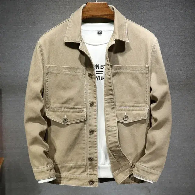 Jaqueta Jeans Masculina Romenzi Atemporal RZ224 confeccionada com materiais premium, oferecendo elegância e conforto para diversas ocasiões.