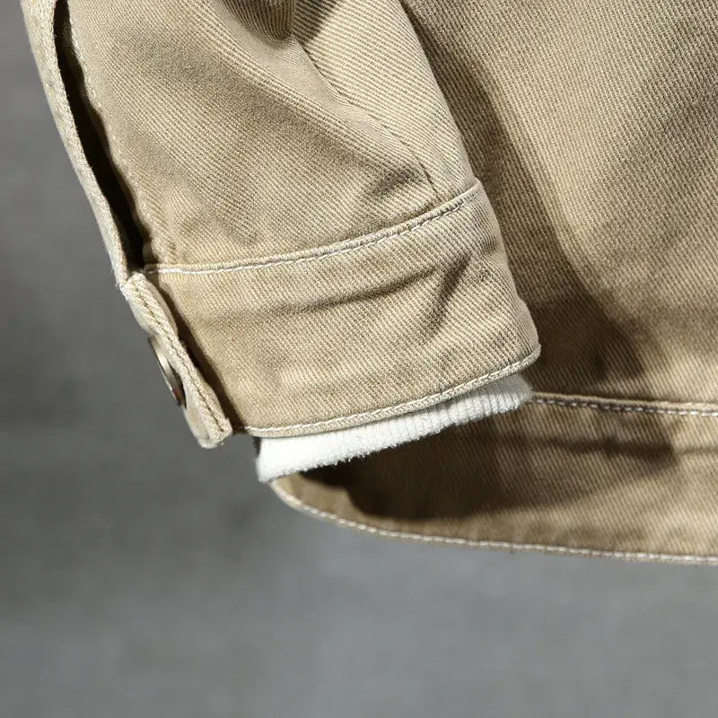 Jaqueta Jeans Masculina Romenzi Atemporal RZ224 confeccionada com materiais premium, oferecendo elegância e conforto para diversas ocasiões.
