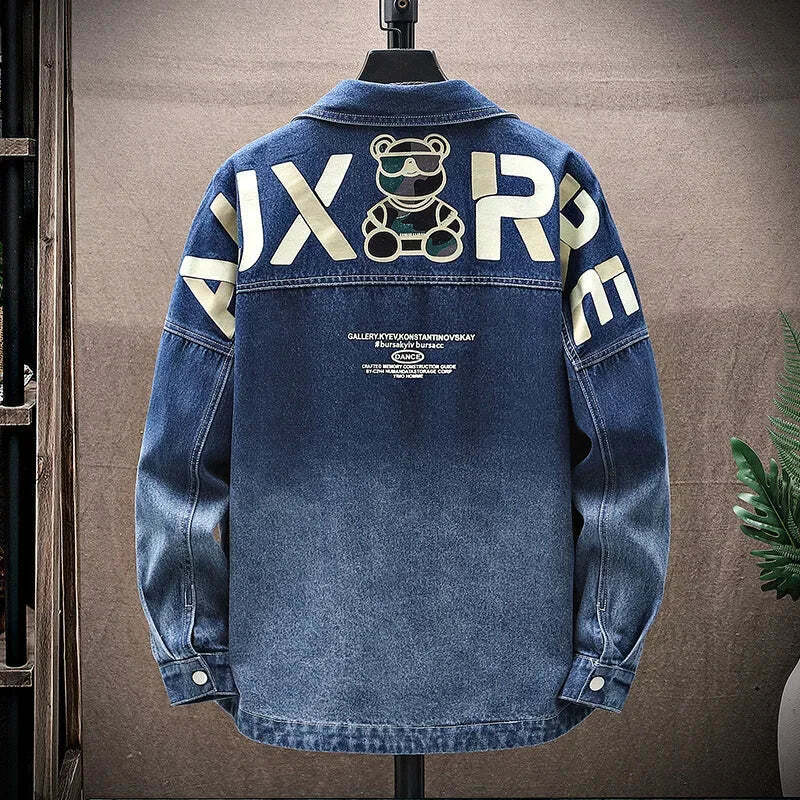 Jaqueta Jeans Masculina Romenzi Auxerre RZ248 com design jovem, materiais premium e estilo versátil. Conforto e sofisticação para qualquer ocasião.