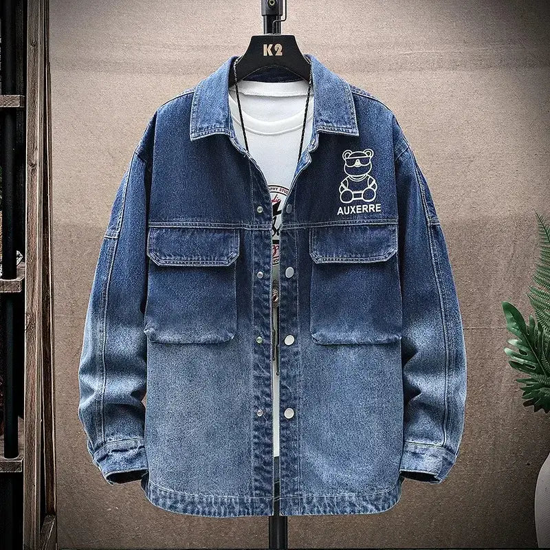 Jaqueta Jeans Masculina Romenzi Auxerre RZ248 com design jovem, materiais premium e estilo versátil. Conforto e sofisticação para qualquer ocasião.
