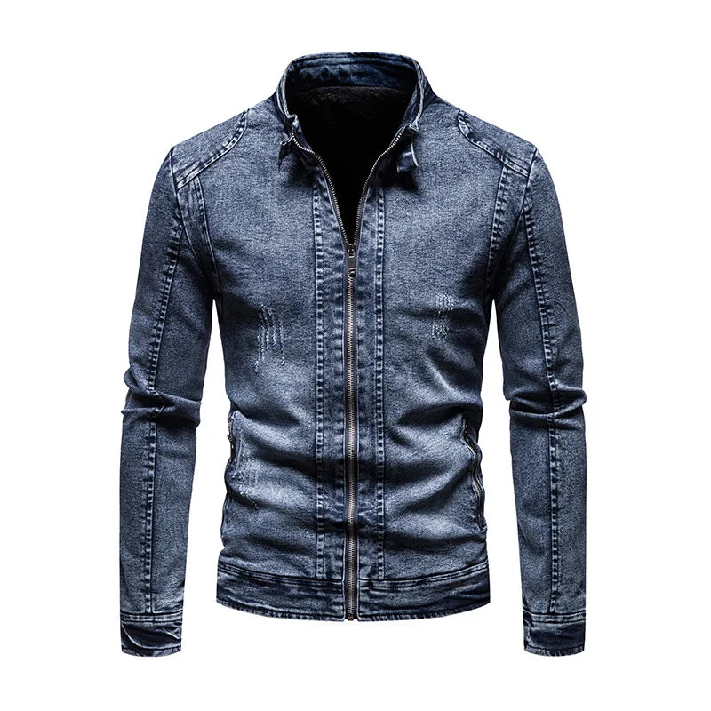 Jaqueta Jeans Masculina Romenzi City RZ247 com design contemporâneo, materiais premium e versatilidade. Perfeita para conforto e elegância em diversas ocasiões.