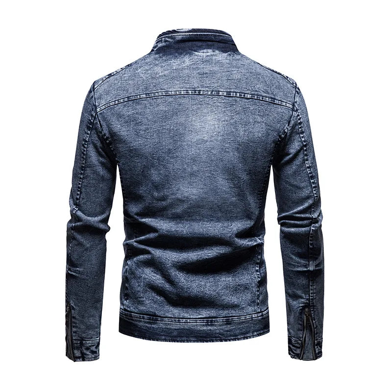 Jaqueta Jeans Masculina Romenzi City RZ247 com design contemporâneo, materiais premium e versatilidade. Perfeita para conforto e elegância em diversas ocasiões.