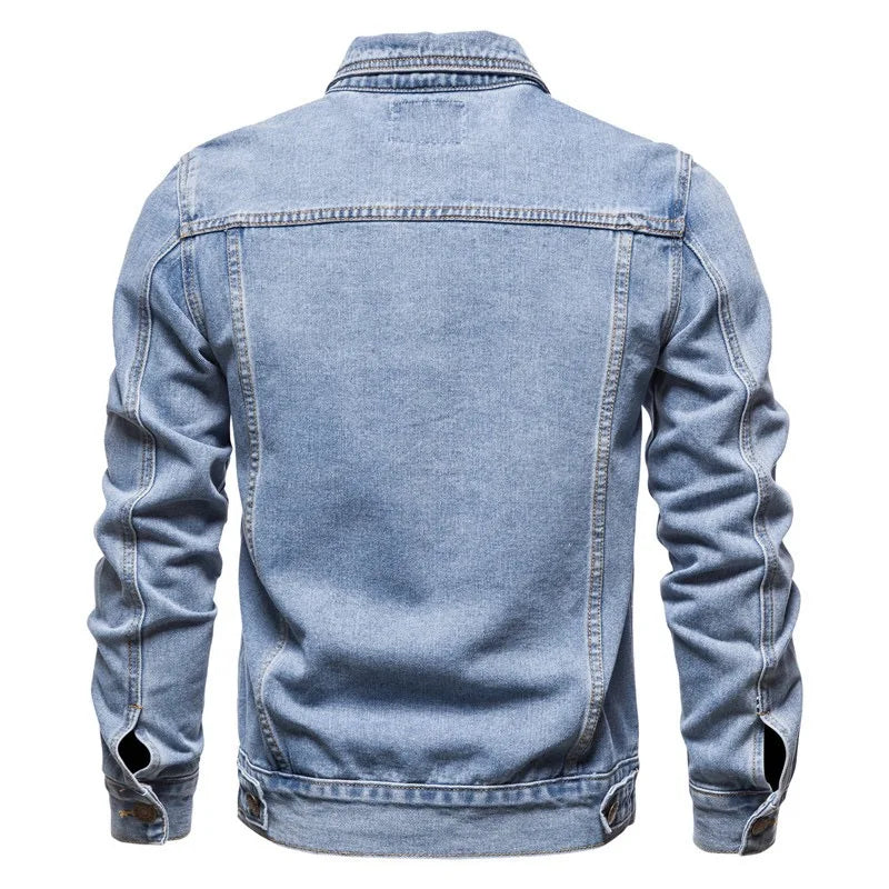 Jaqueta Jeans Masculina Romenzi Classic RZ230 com detalhes sofisticados, design atemporal e materiais de alta qualidade para versatilidade e elegância.