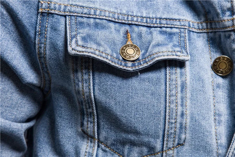 Jaqueta Jeans Masculina Romenzi Classic RZ230 com detalhes sofisticados, design atemporal e materiais de alta qualidade para versatilidade e elegância.