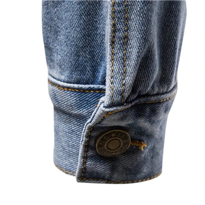 Jaqueta Jeans Masculina Romenzi Classic RZ230 com detalhes sofisticados, design atemporal e materiais de alta qualidade para versatilidade e elegância.
