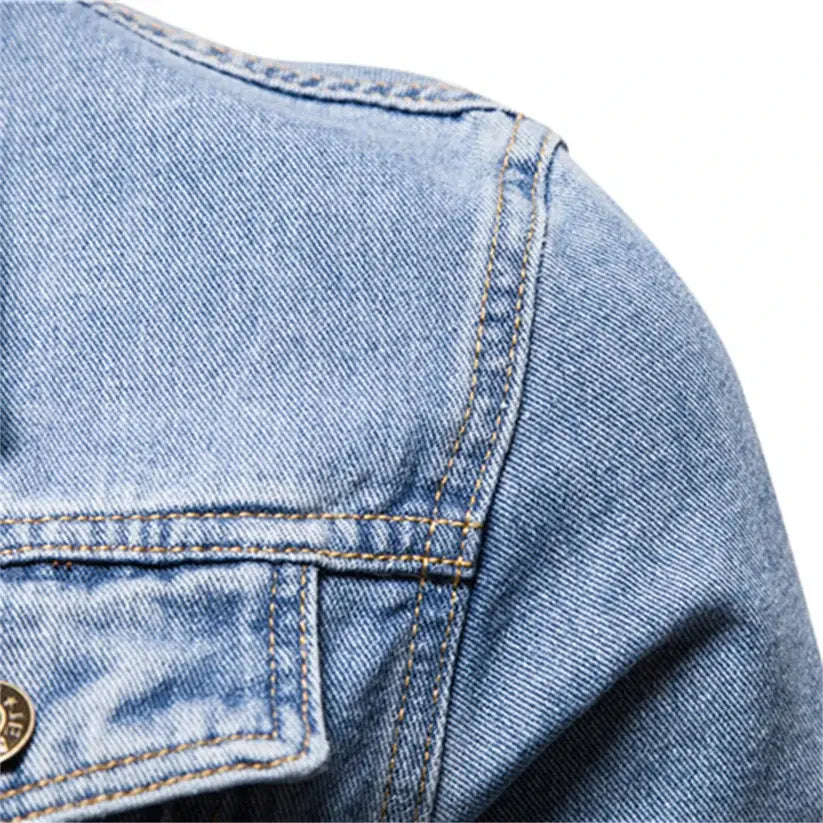 Jaqueta Jeans Masculina Romenzi Classic RZ230 com detalhes sofisticados, design atemporal e materiais de alta qualidade para versatilidade e elegância.
