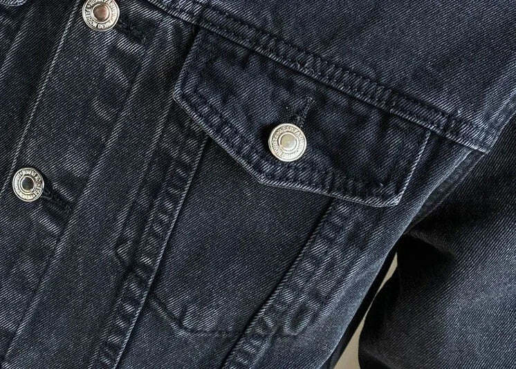 Jaqueta Jeans Masculina Romenzi Denim RZ244 com botões exclusivos e design único. Perfeita para estilo, conforto e versatilidade em diversas ocasiões.