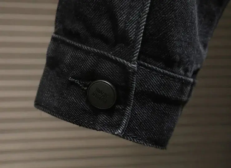 Jaqueta Jeans Masculina Romenzi Denim RZ244 com botões exclusivos e design único. Perfeita para estilo, conforto e versatilidade em diversas ocasiões.