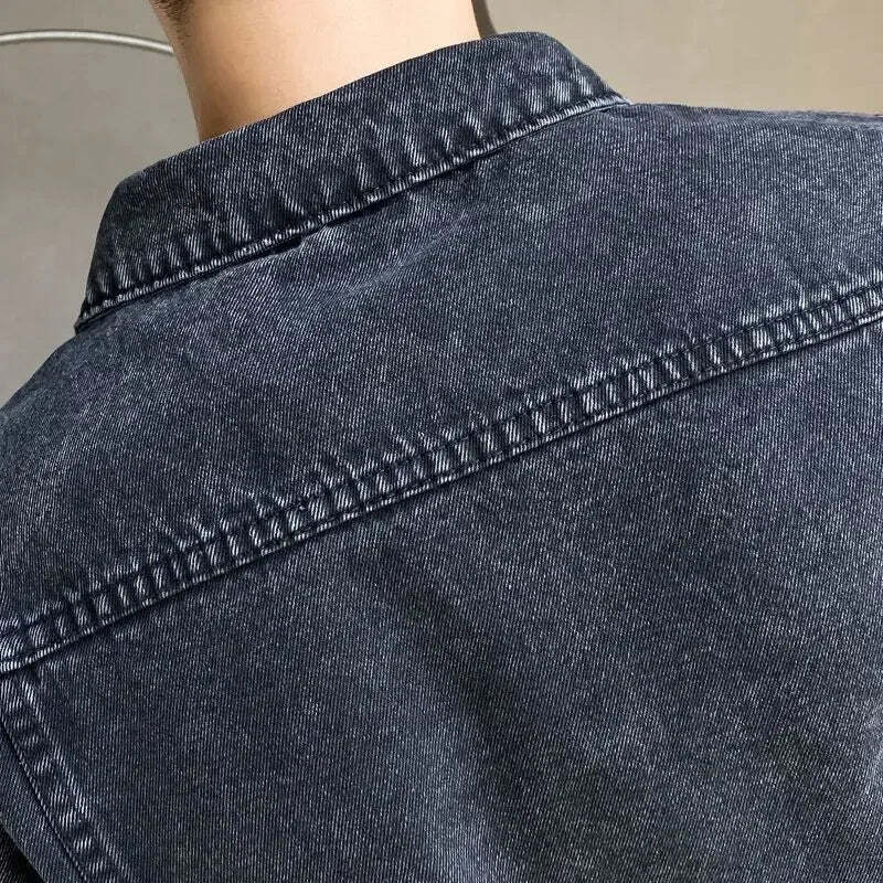 Jaqueta Jeans Masculina Romenzi Denim RZ244 com botões exclusivos e design único. Perfeita para estilo, conforto e versatilidade em diversas ocasiões.