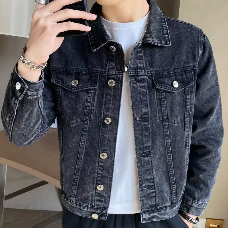 Jaqueta Jeans Masculina Romenzi Denim RZ244 com botões exclusivos e design único. Perfeita para estilo, conforto e versatilidade em diversas ocasiões.
