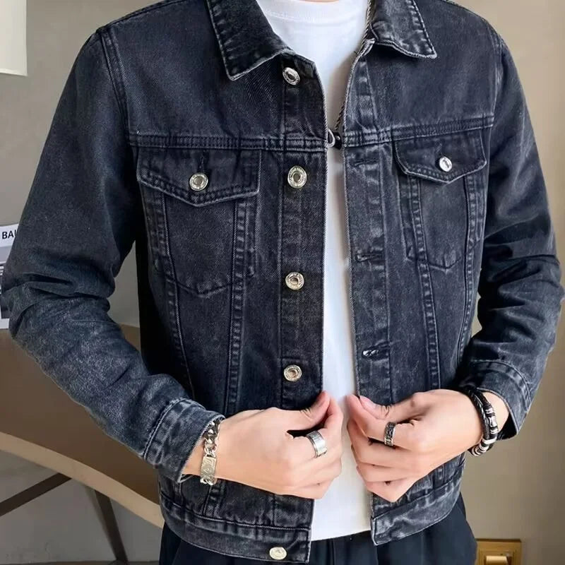 Jaqueta Jeans Masculina Romenzi Denim RZ244 com botões exclusivos e design único. Perfeita para estilo, conforto e versatilidade em diversas ocasiões.
