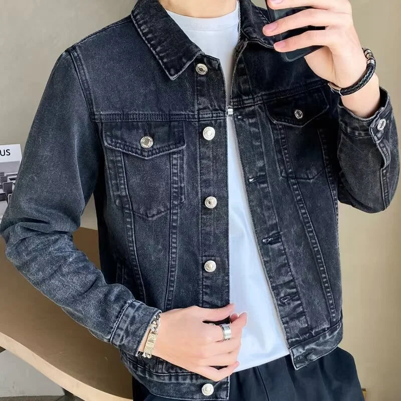 Jaqueta Jeans Masculina Romenzi Denim RZ244 com botões exclusivos e design único. Perfeita para estilo, conforto e versatilidade em diversas ocasiões.