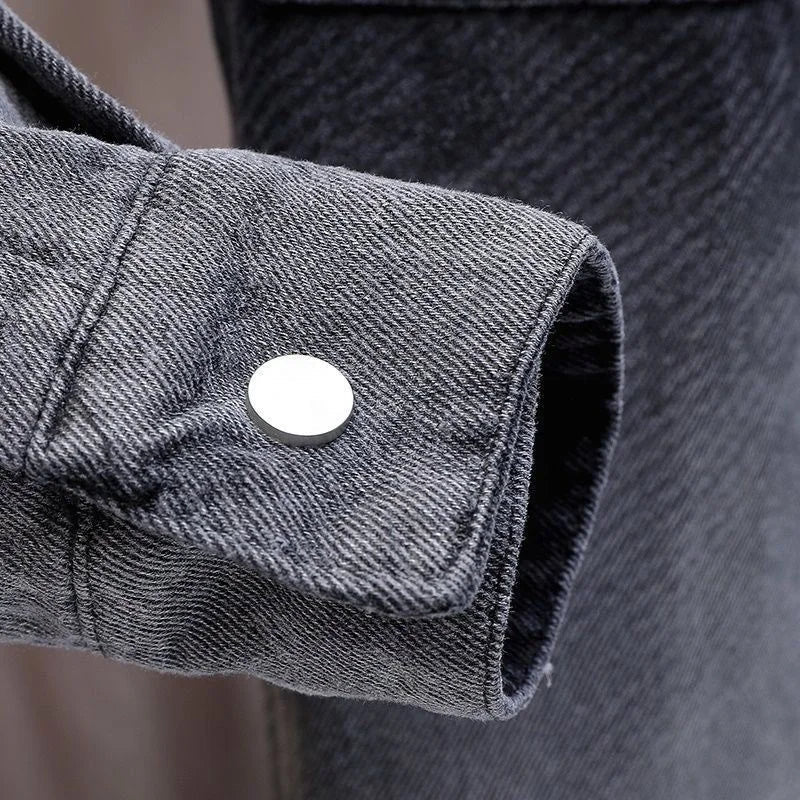 Jaqueta Jeans Masculina Romenzi Gradiente RZ251 com design moderno, efeito gradiente e materiais premium. Elegância e originalidade em qualquer ocasião.
