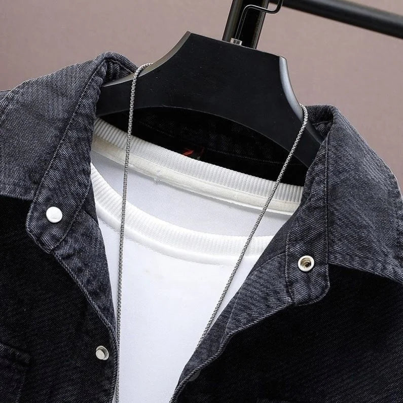Jaqueta Jeans Masculina Romenzi Gradiente RZ251 com design moderno, efeito gradiente e materiais premium. Elegância e originalidade em qualquer ocasião.