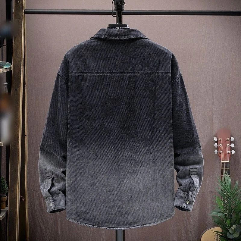 Jaqueta Jeans Masculina Romenzi Gradiente RZ251 com design moderno, efeito gradiente e materiais premium. Elegância e originalidade em qualquer ocasião.
