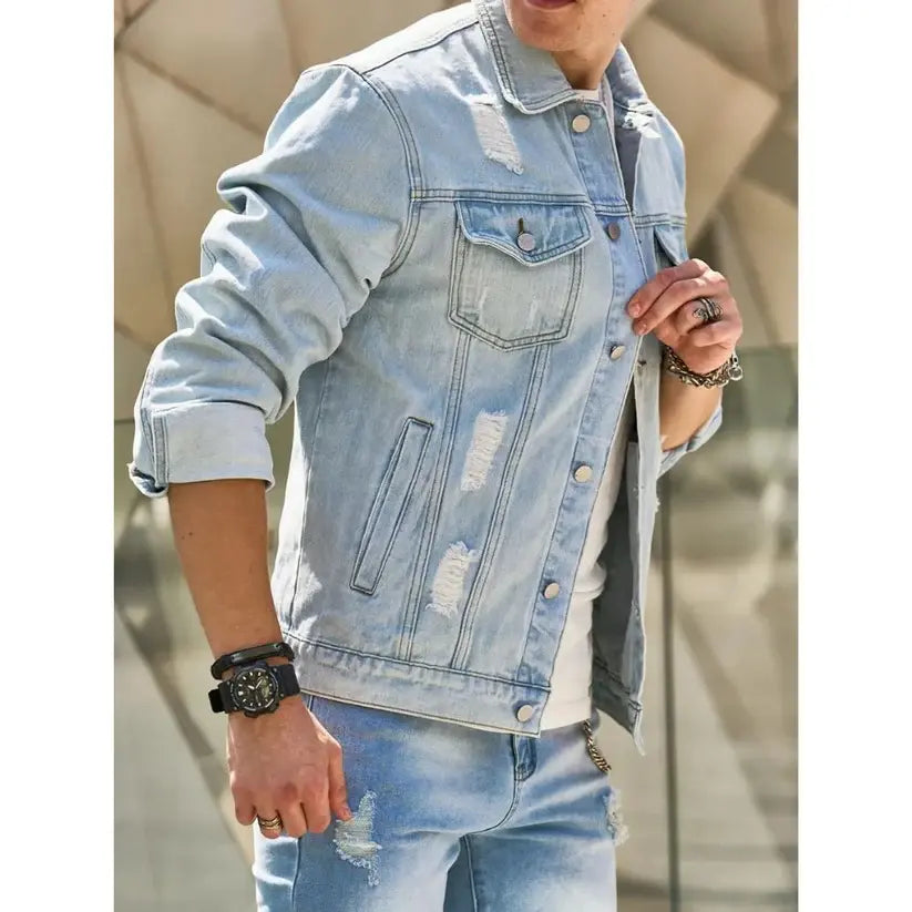 Jaqueta Jeans Masculina Romenzi Hyper RZ243 com design moderno, vibe jovem e acabamento sofisticado. Perfeita para destacar-se com estilo e conforto.