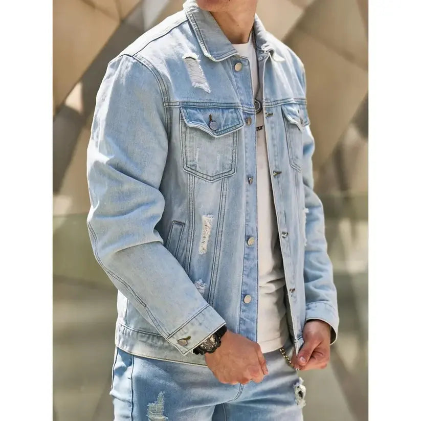 Jaqueta Jeans Masculina Romenzi Hyper RZ243 com design moderno, vibe jovem e acabamento sofisticado. Perfeita para destacar-se com estilo e conforto.