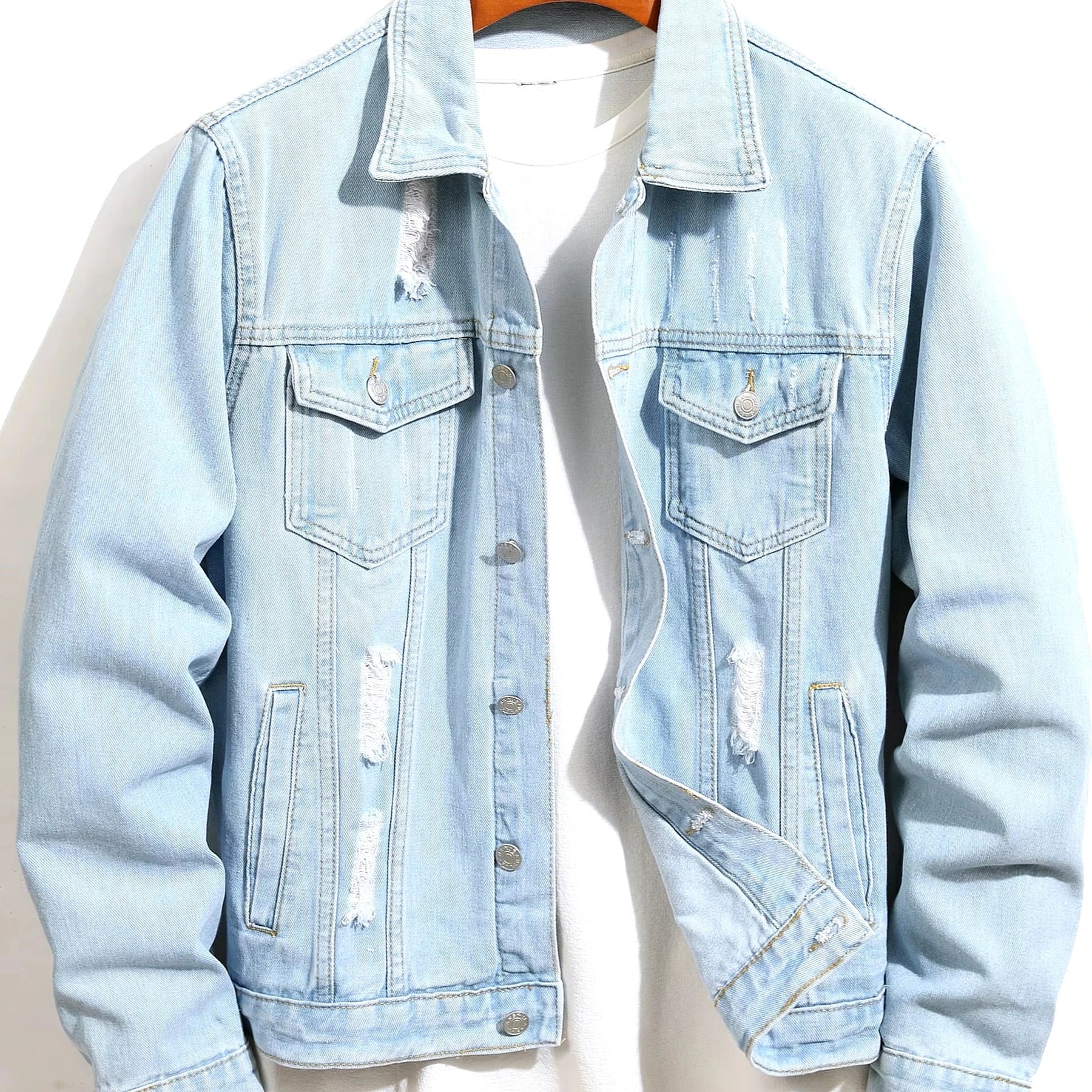 Jaqueta Jeans Masculina Romenzi Hyper RZ243 com design moderno, vibe jovem e acabamento sofisticado. Perfeita para destacar-se com estilo e conforto.