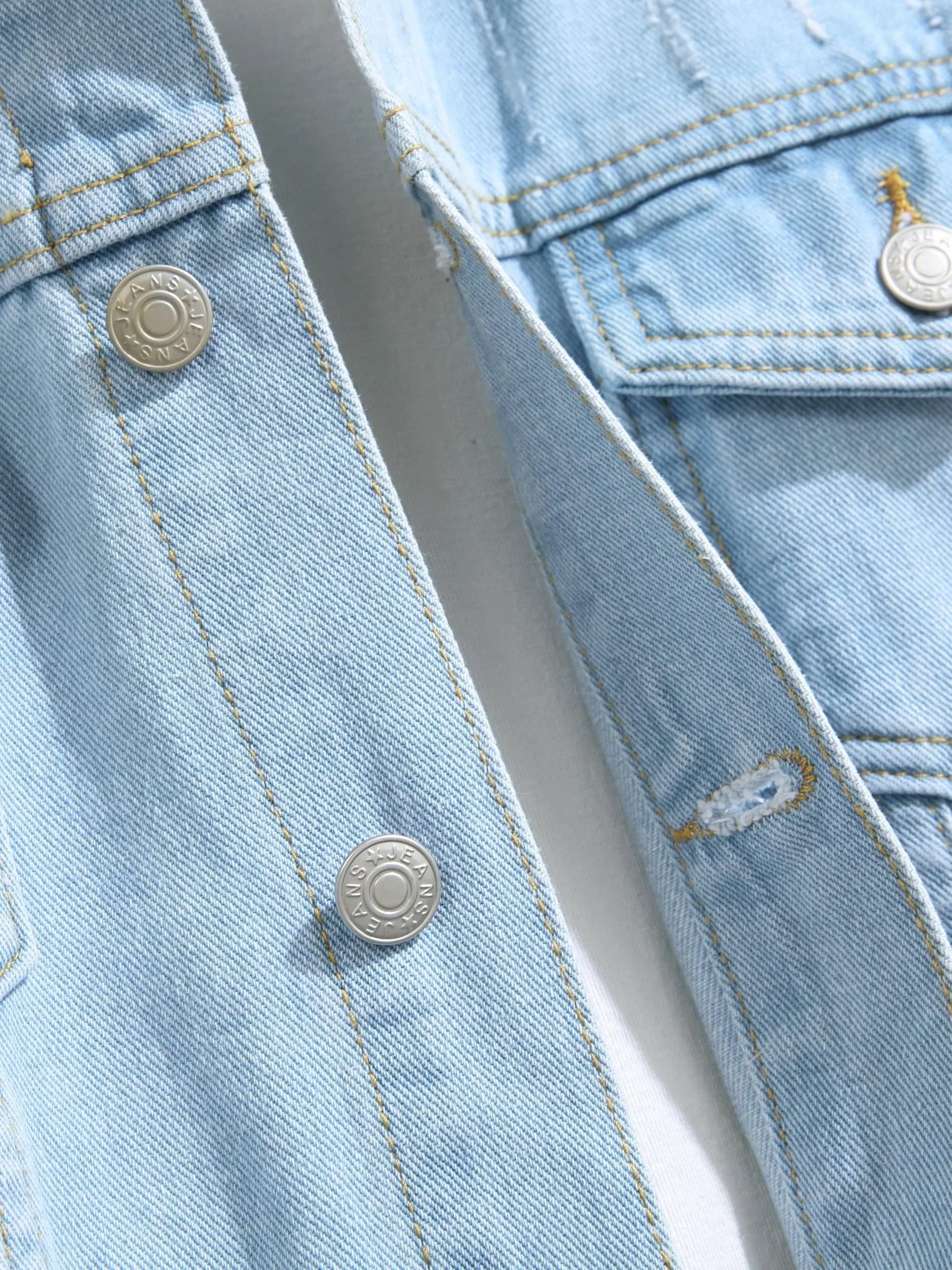 Jaqueta Jeans Masculina Romenzi Hyper RZ243 com design moderno, vibe jovem e acabamento sofisticado. Perfeita para destacar-se com estilo e conforto.