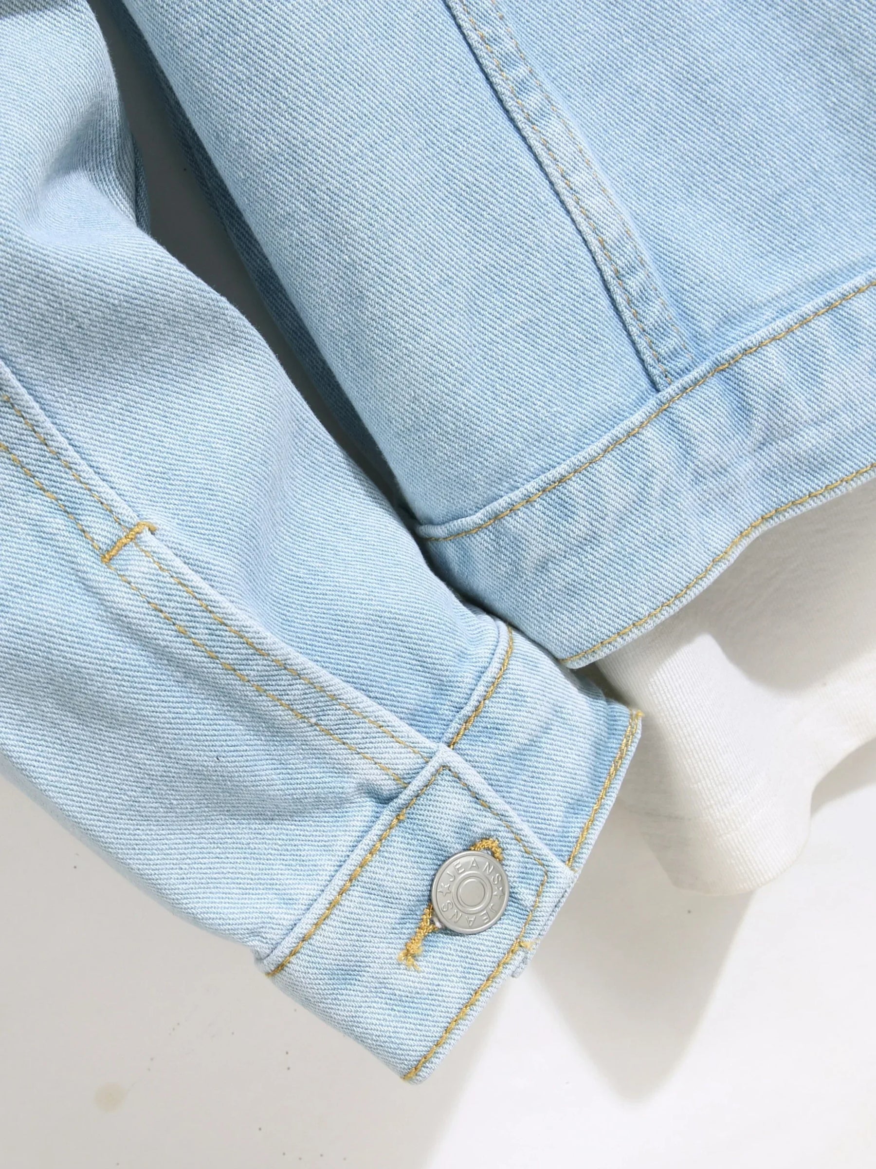 Jaqueta Jeans Masculina Romenzi Hyper RZ243 com design moderno, vibe jovem e acabamento sofisticado. Perfeita para destacar-se com estilo e conforto.