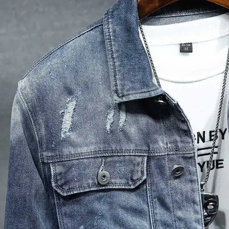Jaqueta Jeans Masculina Romenzi Legacy RZ242 com design detalhado, tecido premium e estilo versátil. Perfeita para conforto e sofisticação em qualquer ambiente.