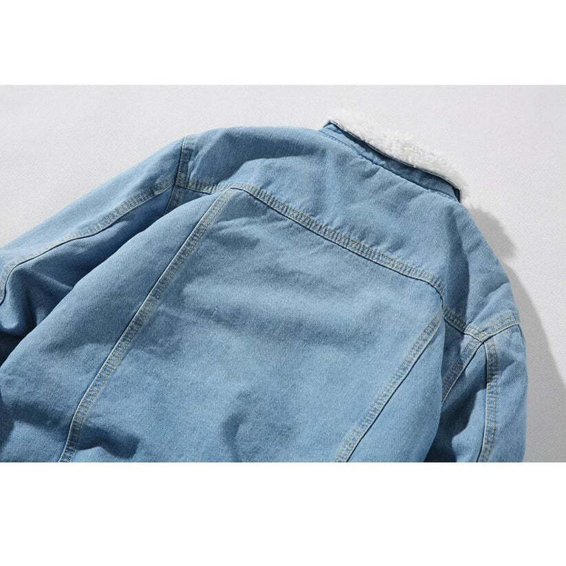 Jaqueta Jeans Masculina Romenzi Modern RZ245 com design clássico e moderno, tecidos premium e estilo versátil. Conforto e elegância em qualquer ocasião.